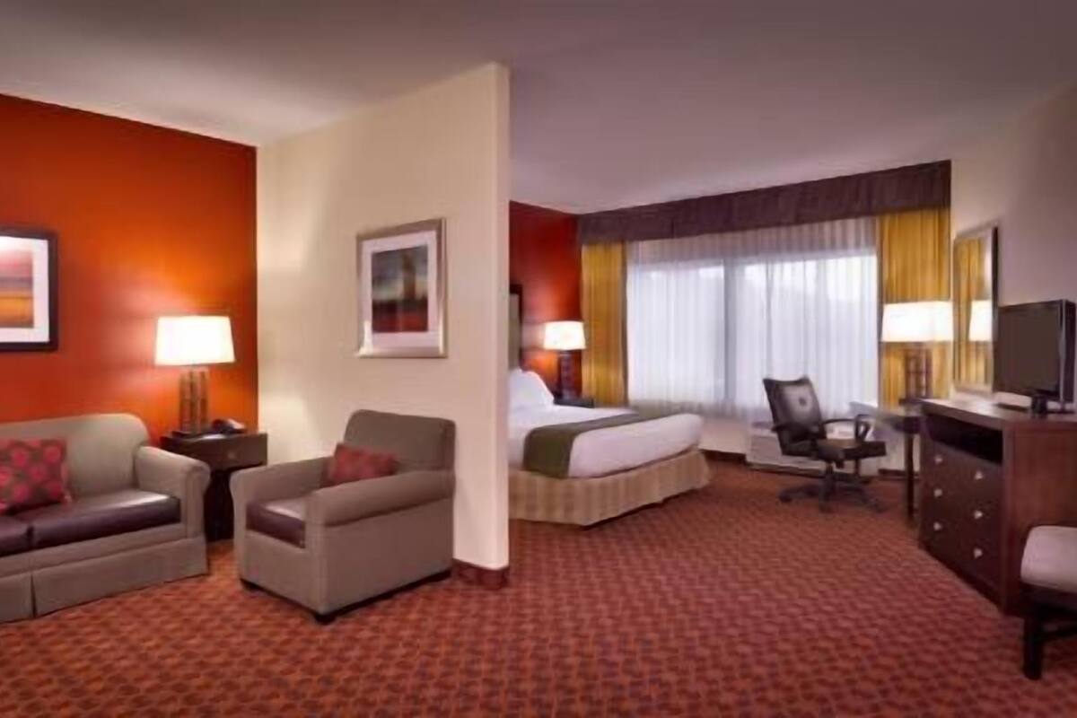 Premium bedding, in-room safe, desk, laptop workspace
