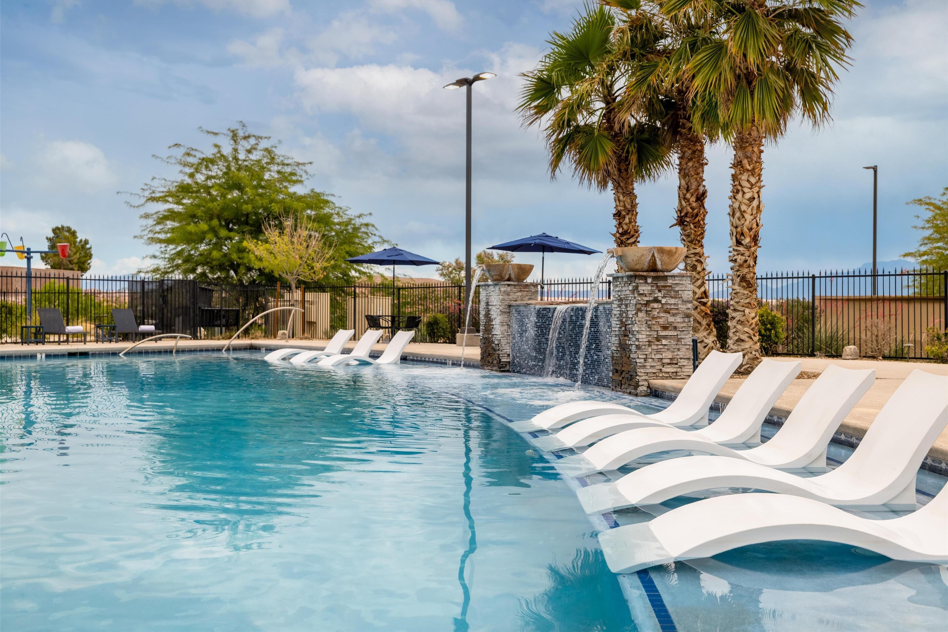 Außenpool, geöffnet von 09:00 Uhr bis 22:00 Uhr, Sonnenschirme