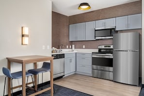 Studio, 1 très grand lit, non-fumeurs | Cuisine privée | Grand réfrigérateur, micro-ondes, plaque de cuisson, lave-vaisselle