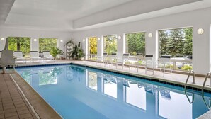 Innendørsbasseng og solsenger