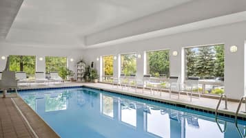 Indendørs pool, åben fra kl. 07.00 til kl. 22.00, liggestole