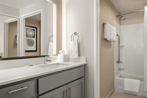 Kombinasi shower/bathtub dan perlengkapan mandi gratis