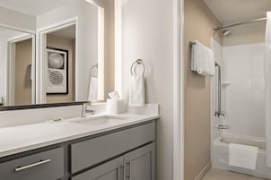 Ducha y bañera combinadas y artículos de higiene personal gratuitos