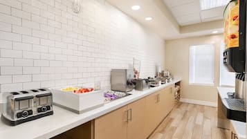 Café da manhã com buffet grátis todos os dias