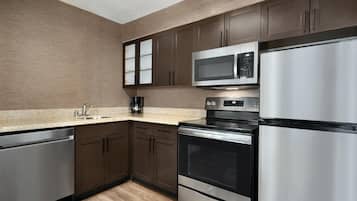Fridge, microwave, stovetop, dishwasher