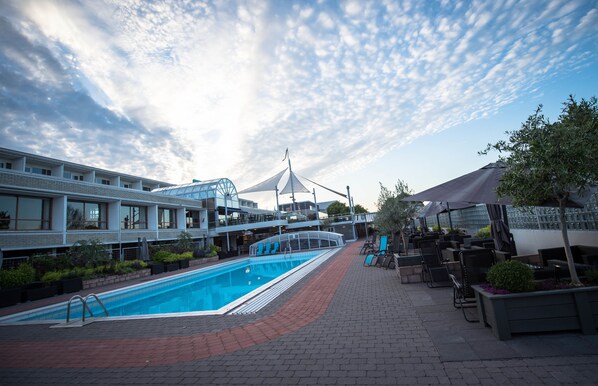 من حمّامات السباحة المغطاة، حمّام سباحة خارجي موسمي، مقاعد للتشمس