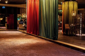 3 restaurants, breakfast, lunch, dinner served; French cuisine 