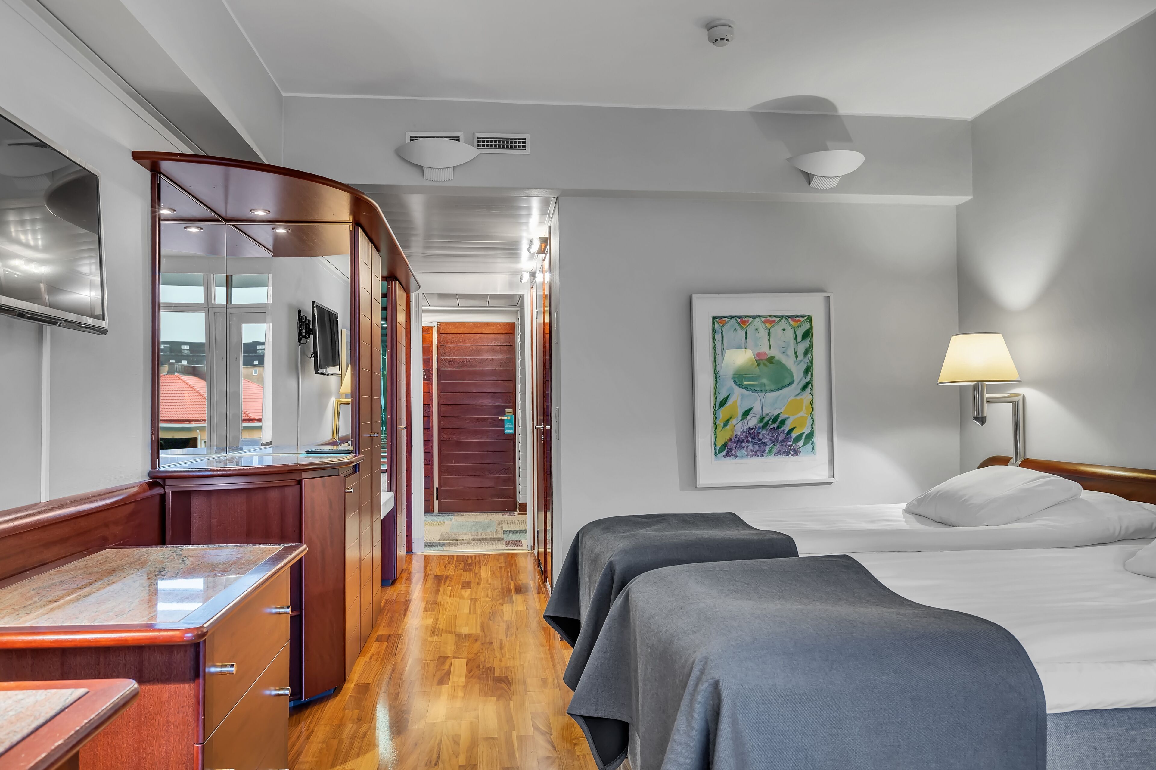 twin room | 1 bedroom, in-room safe, laptop workspace, blackout curtains