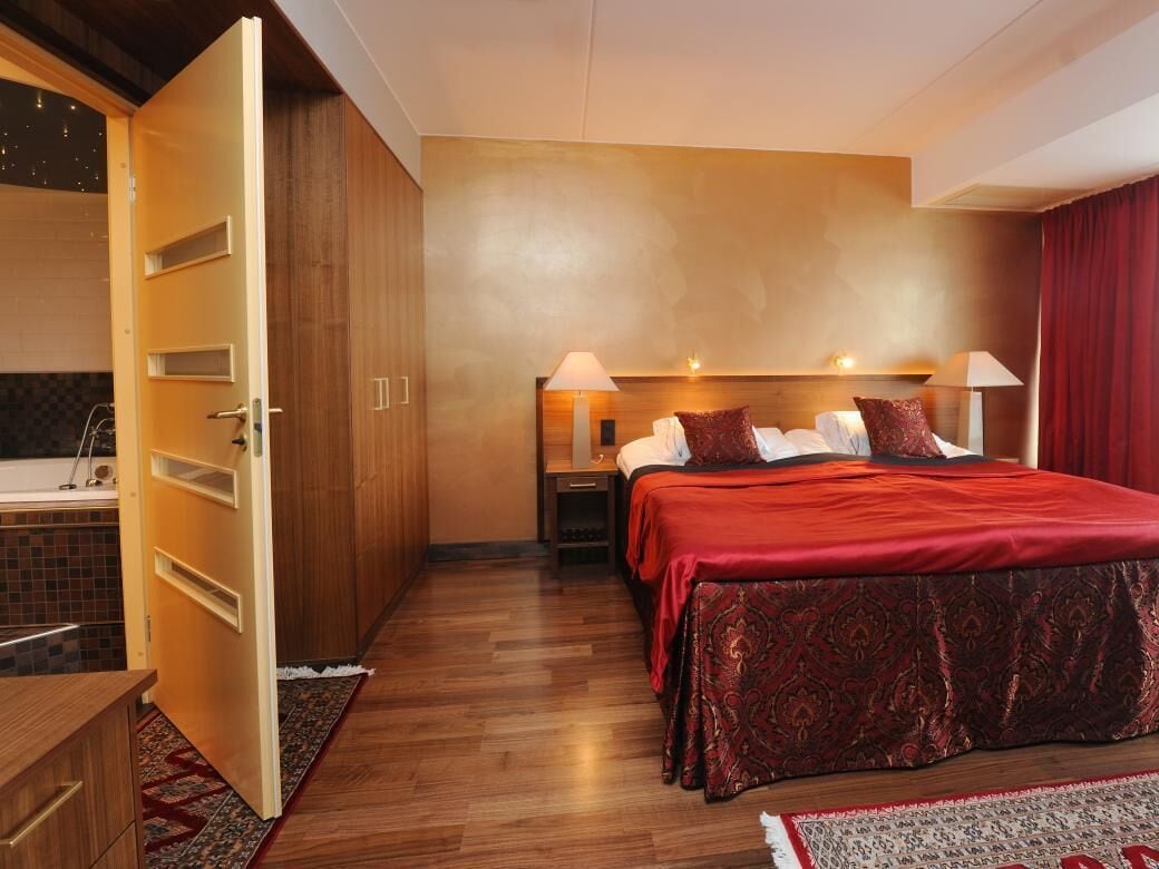 Deluxe Suite | In-room safe, laptop workspace, blackout drapes, free WiFi