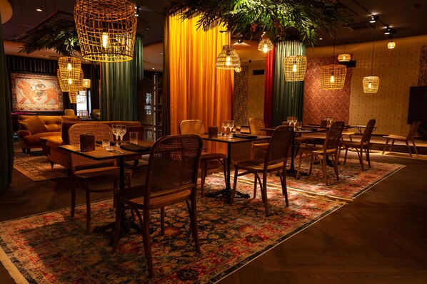 3 restaurants, breakfast, lunch, dinner served; French cuisine 