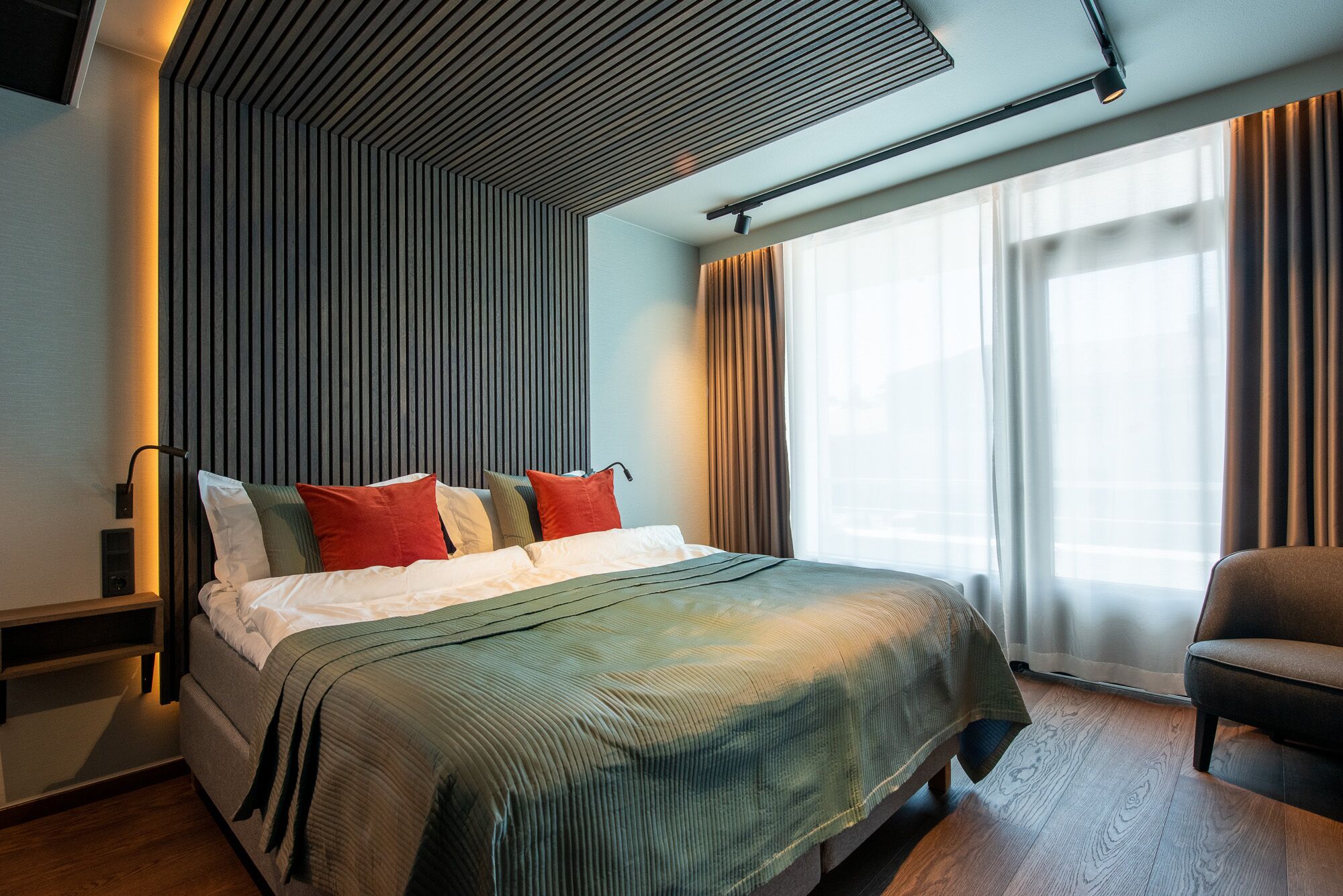 Suite, balkong, byutsikt | Safe på rommet, skrivebord for bærbar PC og blendingsgardiner