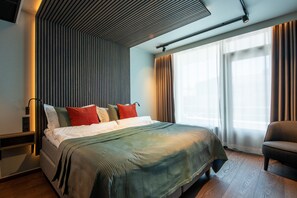 خزنة داخل الغرفة ومساحة عمل للكمبيوتر المحمول وستائر تعتيم