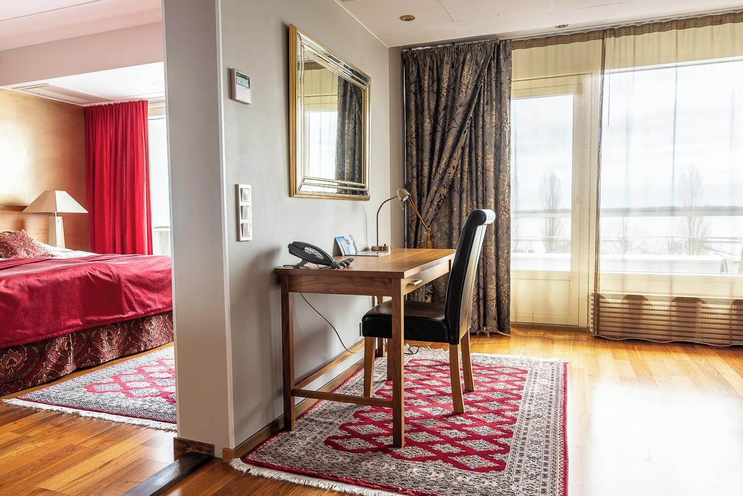 deluxe suite | living area | flat-screen tv