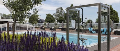 Inomhuspool, en säsongsöppen utomhuspool och solstolar
