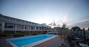 Alberca techada, alberca al aire libre por temporada y camastros