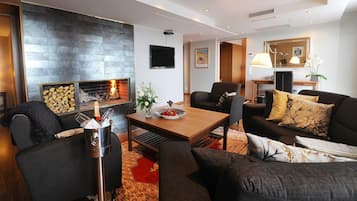 Deluxe Suite | Living area | Flat-screen TV