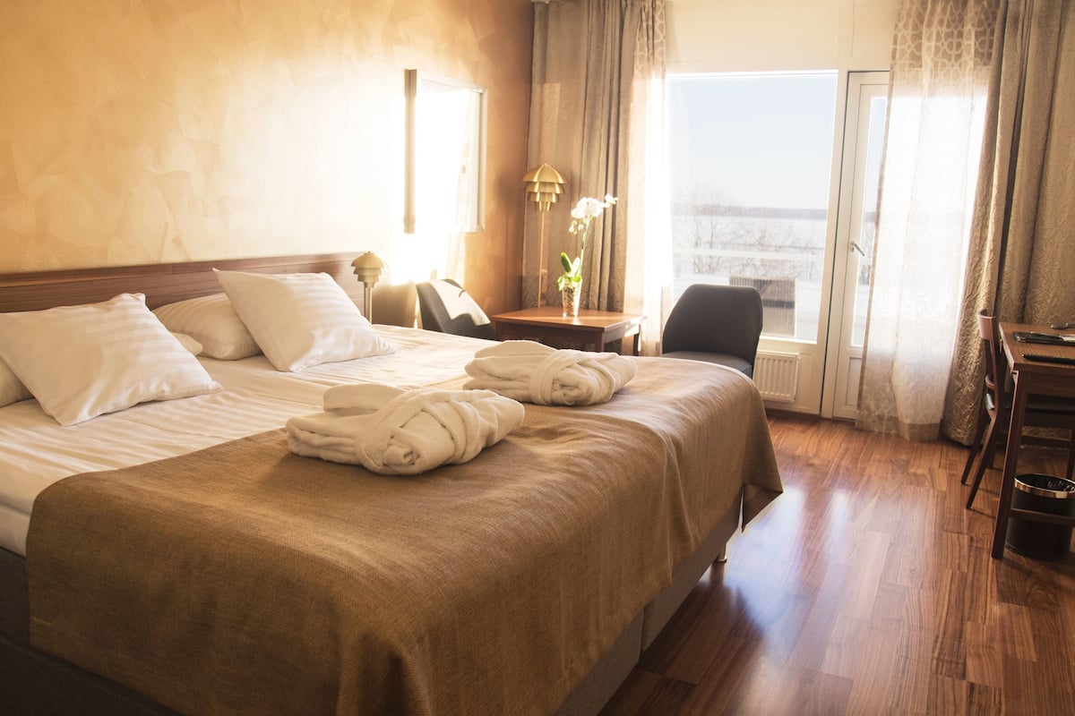 Superior Double Room, Balcony, Sea View | 1 bedroom, in-room safe, laptop workspace, blackout curtains
