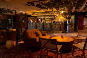 3 bars/lounges
