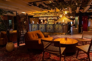 3 Bars/Lounges