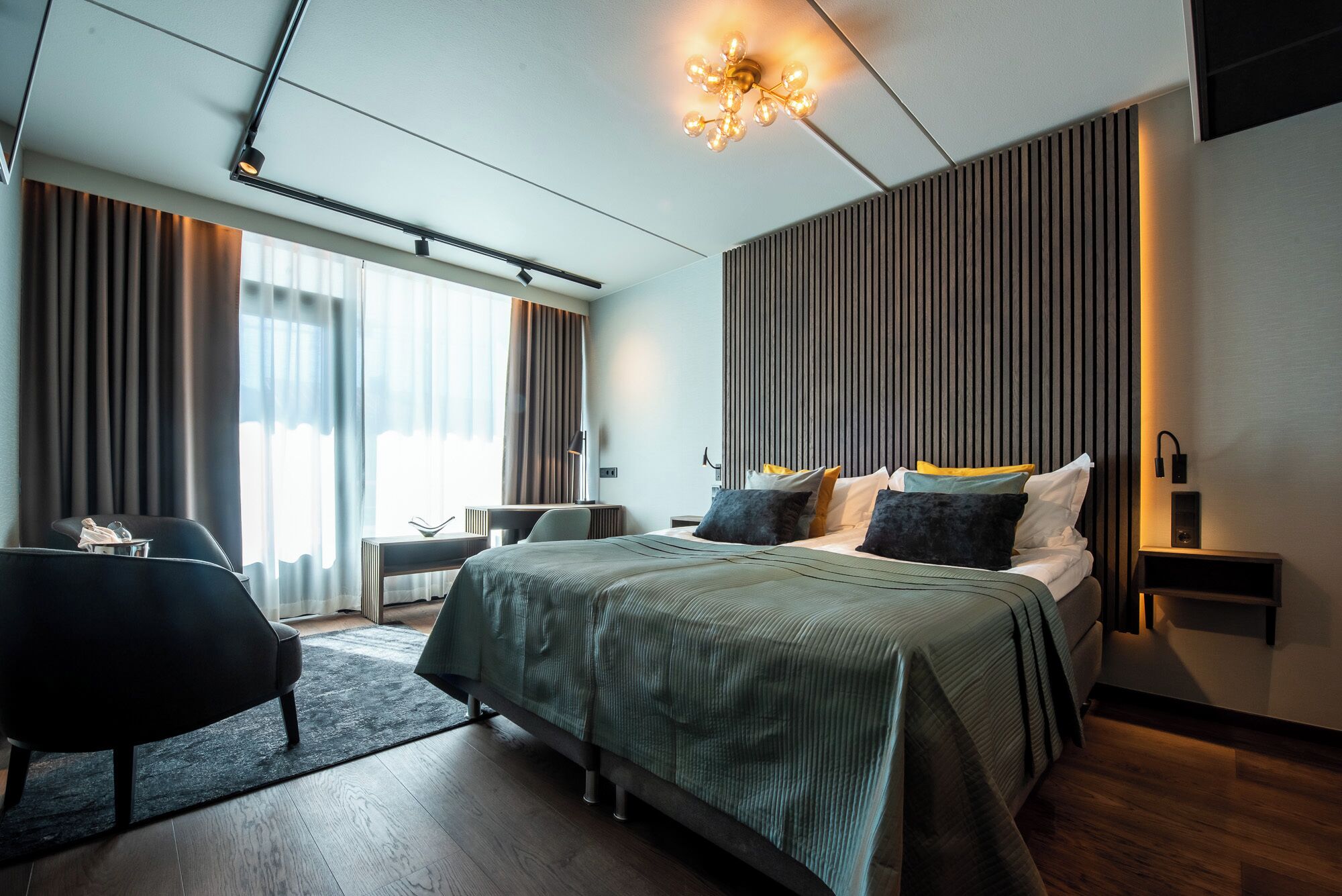 خزنة داخل الغرفة ومساحة عمل للكمبيوتر المحمول وستائر تعتيم