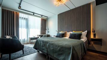 Kahden hengen huone (kaksi sänkyä), parveke, merinäköala | Tallelokero huoneessa, kannettavalle tietokoneelle sopiva työtila