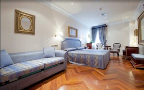 Chambre avec lits jumeaux (two beds and sofa bed) | Literie de qualité, minibar, coffre-fort, bureau