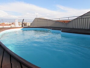 Una piscina al aire libre de temporada