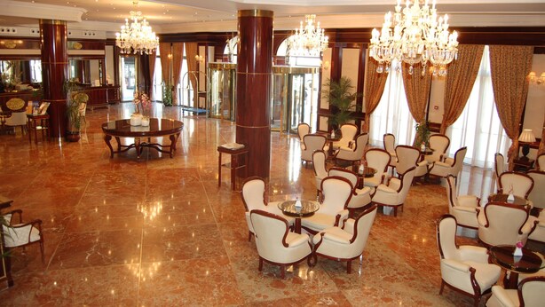 A spacious lobby with marble flooring, elegant chandeliers, and classic furniture. - Alameda Palace (Salamanca)