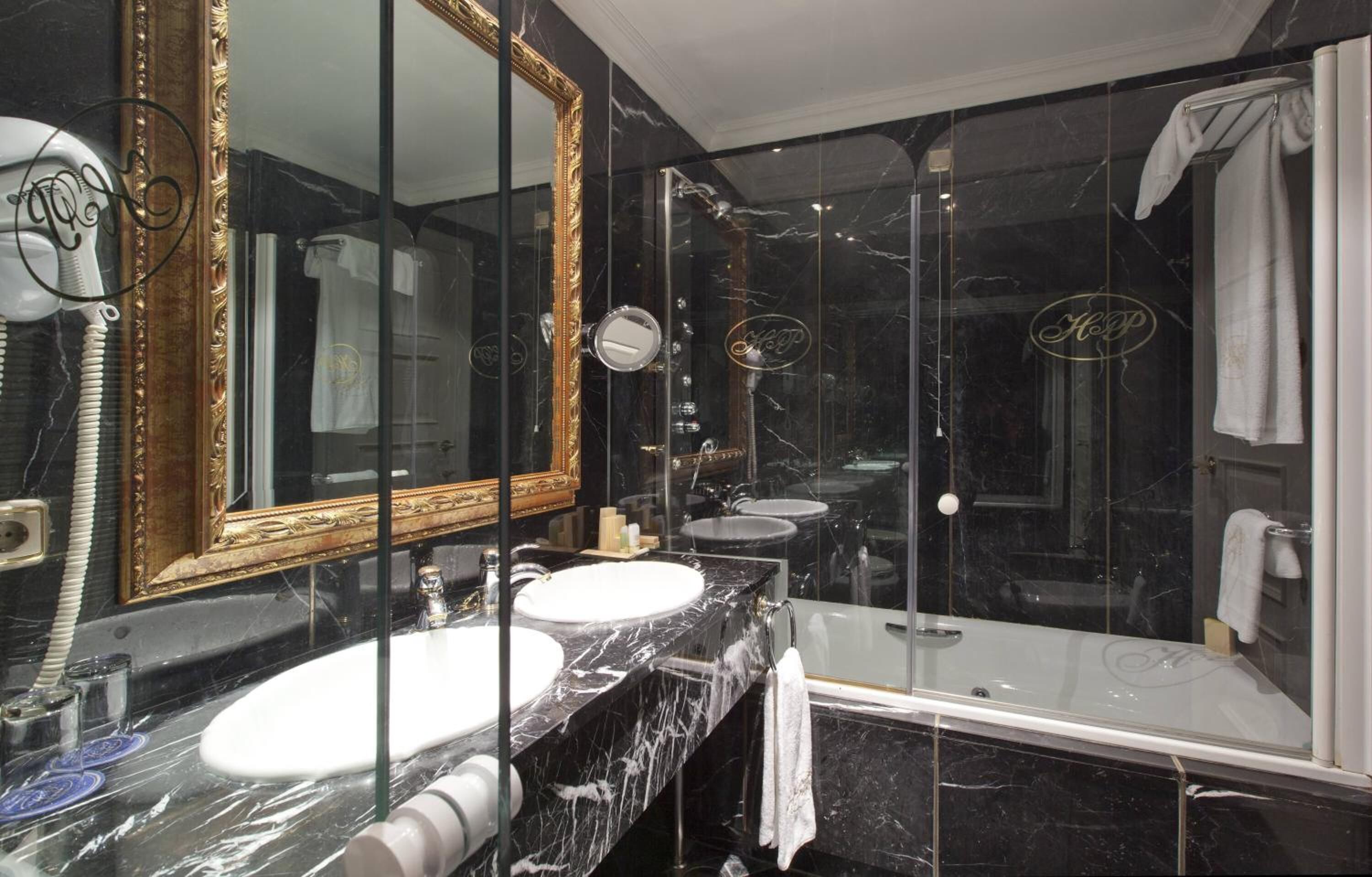 habitación twin vistas | bathroom | designer toiletries, hair dryer, bidet, towels