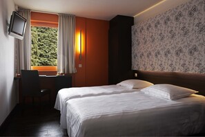 Habitación estándar con 1 cama doble o 2 individuales | Escritorio, tabla de planchar con plancha, camas supletorias