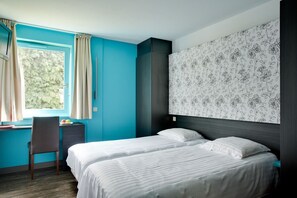 Schreibtisch, Bügeleisen/Bügelbrett, Zustellbetten