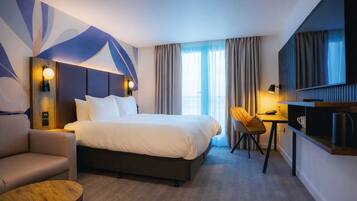 Safe på rommet, skrivebord, blendingsgardiner og strykejern/-brett