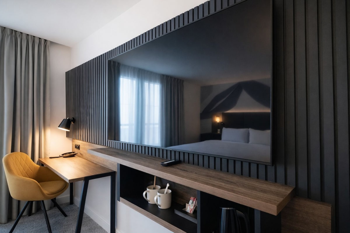 خزنة داخل الغرفة ومكتب وستائر تعتيم ومكواة/لوح كي