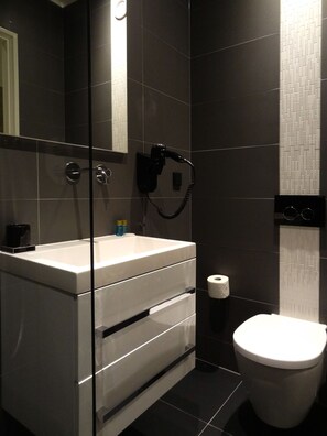Shower, rainfall showerhead, free toiletries, hair dryer - Sara's Boutique Hotel (Amsterdam)