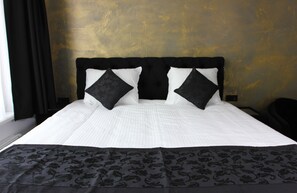Double Room | In-room safe, iron/ironing board, free WiFi, bed sheets - Sara's Boutique Hotel (Amsterdam)