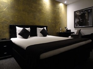 Double Room | In-room safe, iron/ironing board, free WiFi, bed sheets - Sara's Boutique Hotel (Amsterdam)