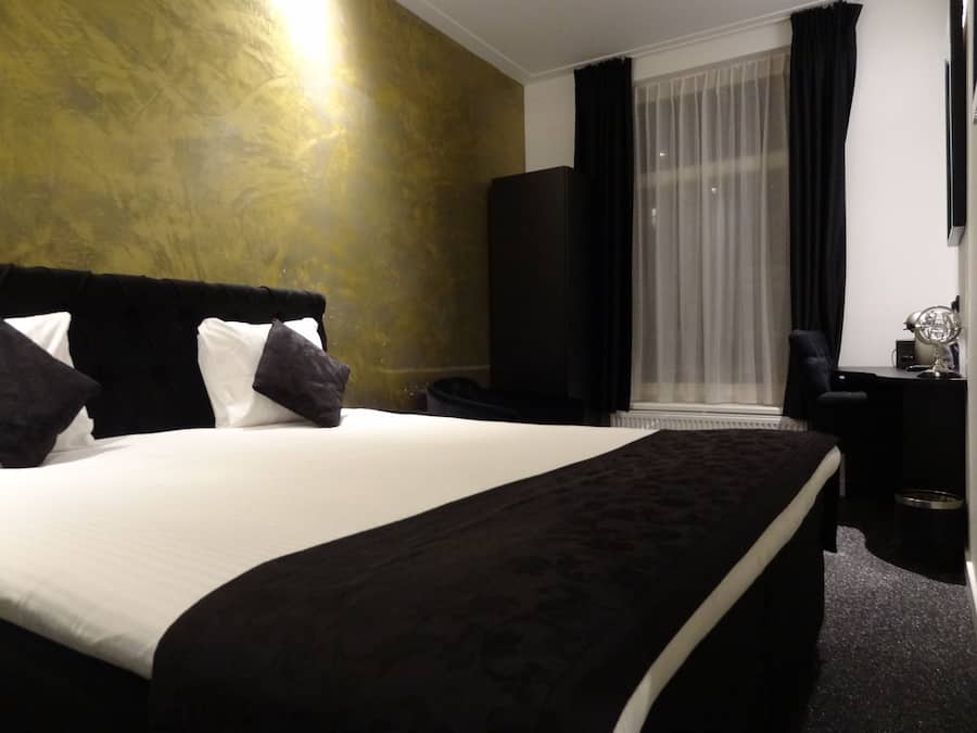 Double Room | In-room safe, iron/ironing board, free WiFi, bed sheets