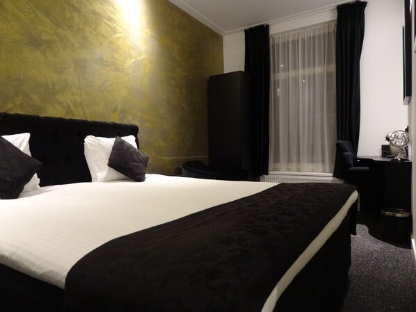 Double Room | In-room safe, iron/ironing board, free WiFi, bed sheets