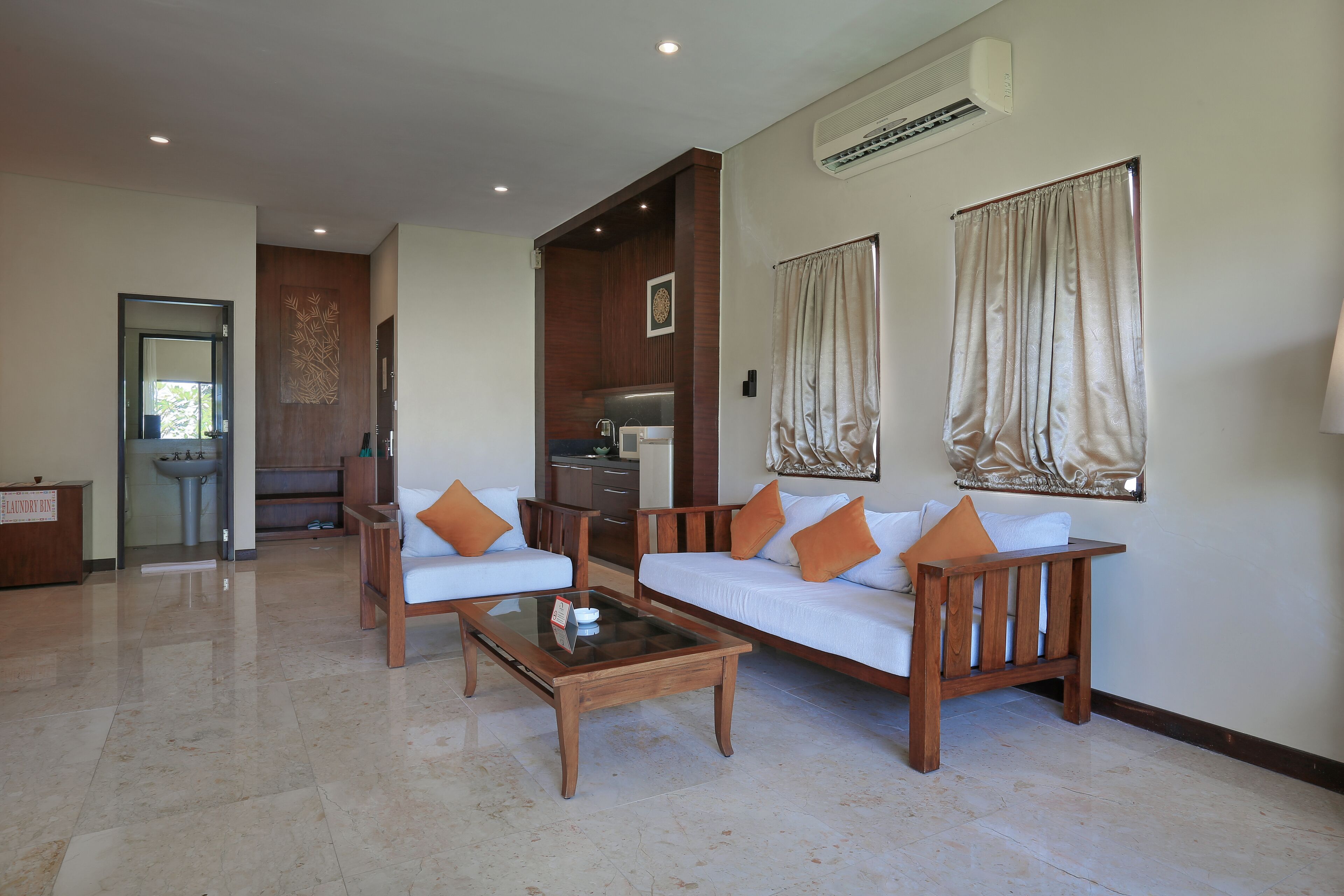 suite | private kitchenette | fridge, coffee/tea maker