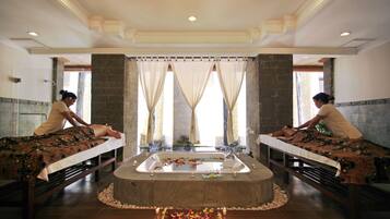 Ruang perawatan pasangan, hot tub, perawatan tubuh, dan hidroterapi