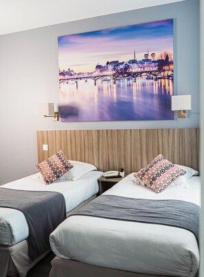 Chambre avec lits jumeaux | Literie de qualité, coffre-fort, bureau, rideaux d’obscurcissement