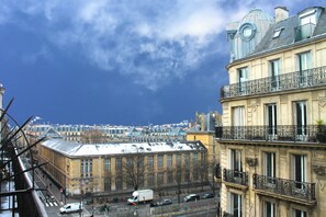A multi-story building with balconies, a street view, and a clear sky. - Avia Saphir Montparnasse (Paris)
