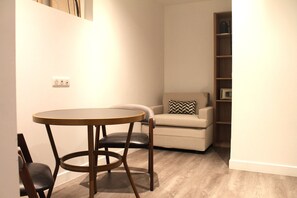 雙人房 | 起居區 | 43-吋智慧型電視，提供數位頻道