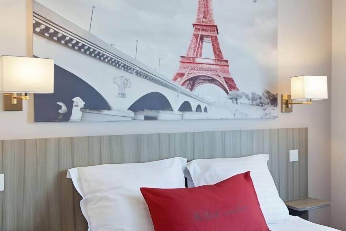 Premium bedding, in-room safe, desk, blackout drapes