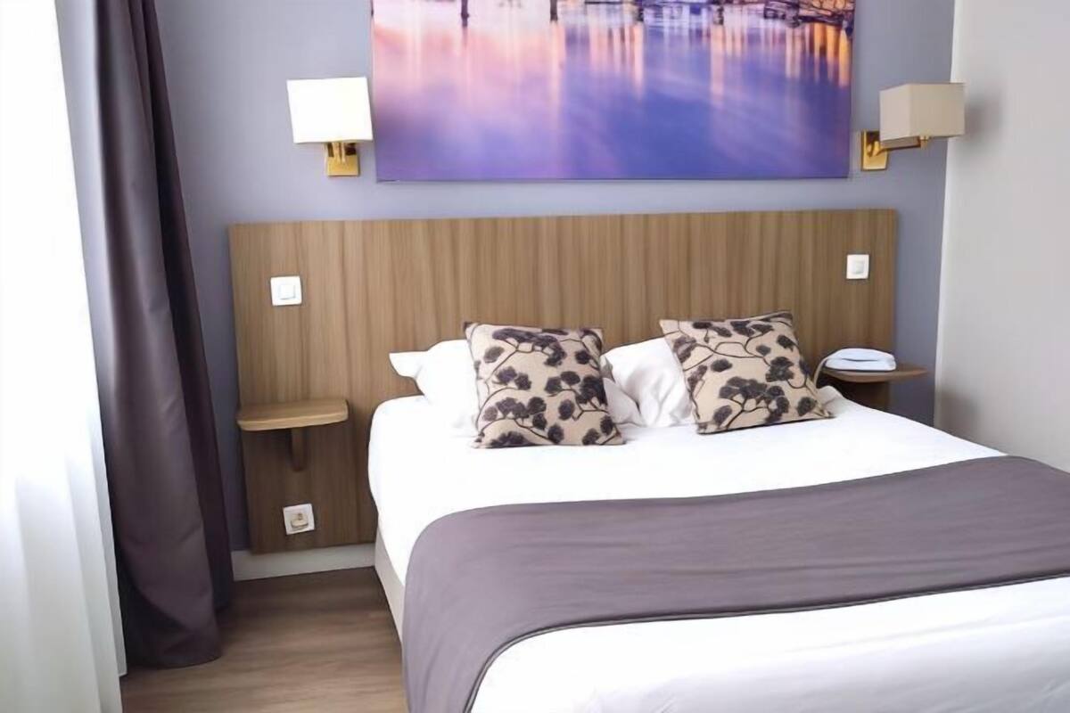 Premium bedding, in-room safe, desk, blackout drapes