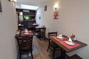 Daily continental breakfast (EUR 12 per person)