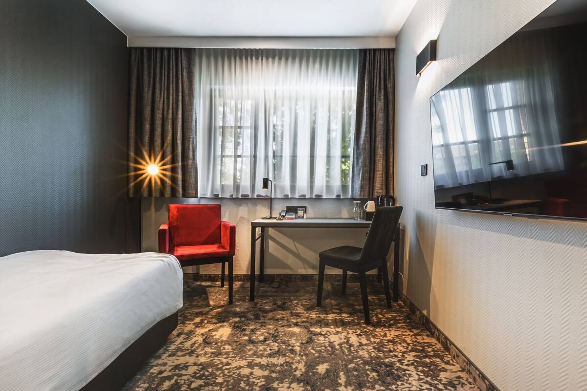 single comfort room | 1 bedroom, in-room safe, desk, blackout curtains