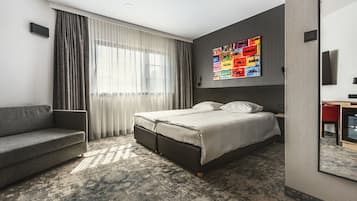 Junior suite | Een kluis op de kamer, een bureau, verduisterende gordijnen, gratis wifi