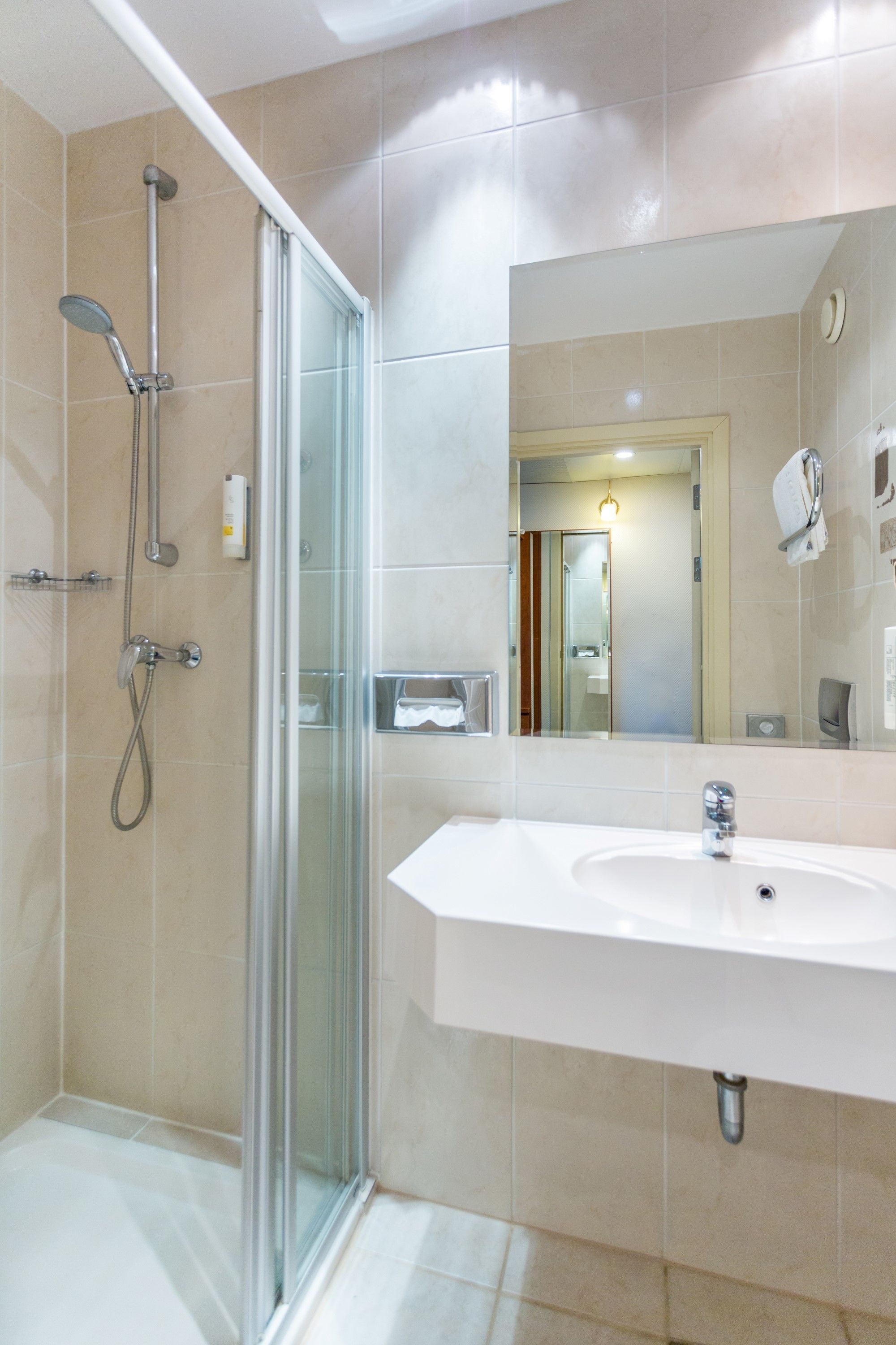 shower, free toiletries, hair dryer, towels