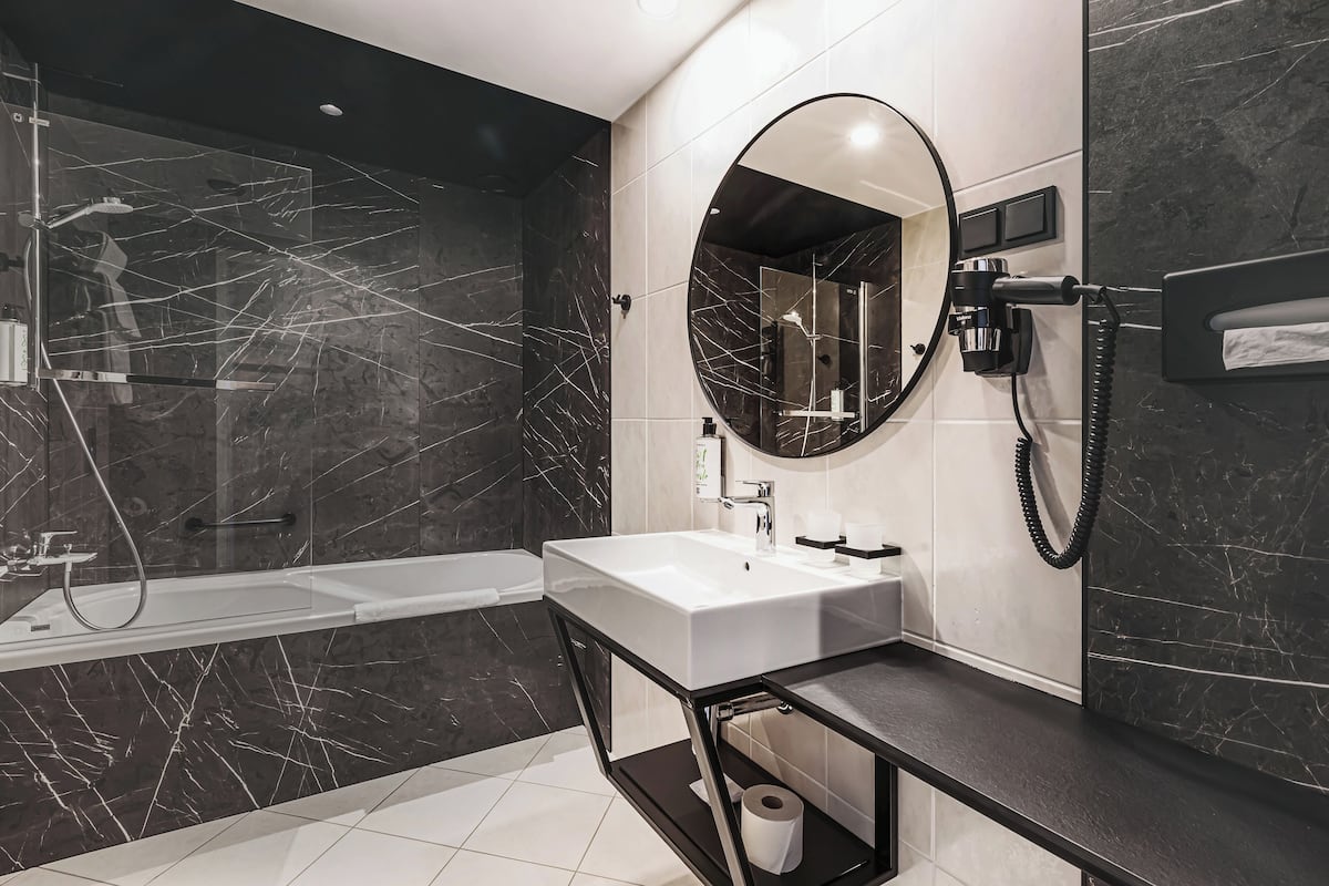 superior room, 1 queen bed | bathroom | hair dryer, towels, soap, shampoo